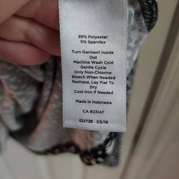 Talbots Woman Long Sleeve Black and White Faux Wrap Top in Size 2X - Picture 8 of 9